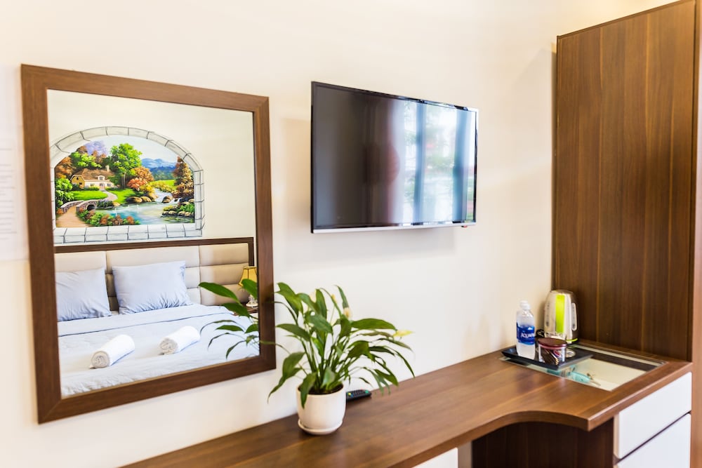 Superior Quadruple Room, 2 Queen Beds, City View photo 2
