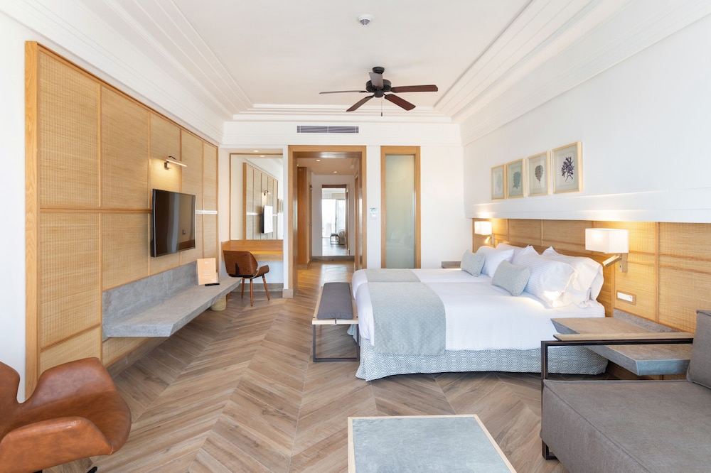 Standard Double Room, Balcony, Partial Sea View - Photo 2