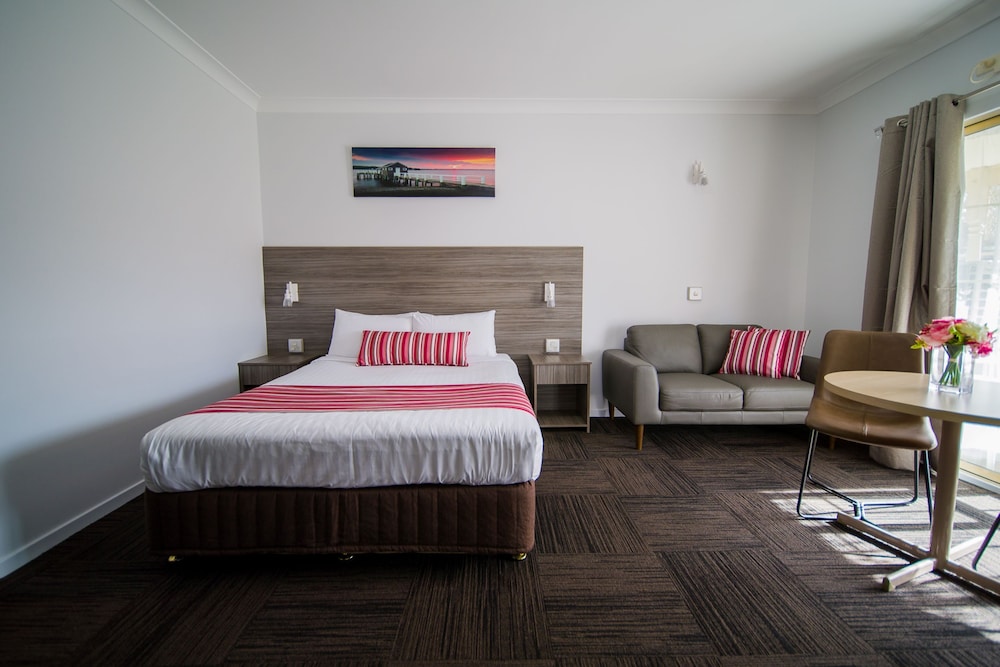 Deluxe Room, 1 Queen Bed, Kitchenette photo 3