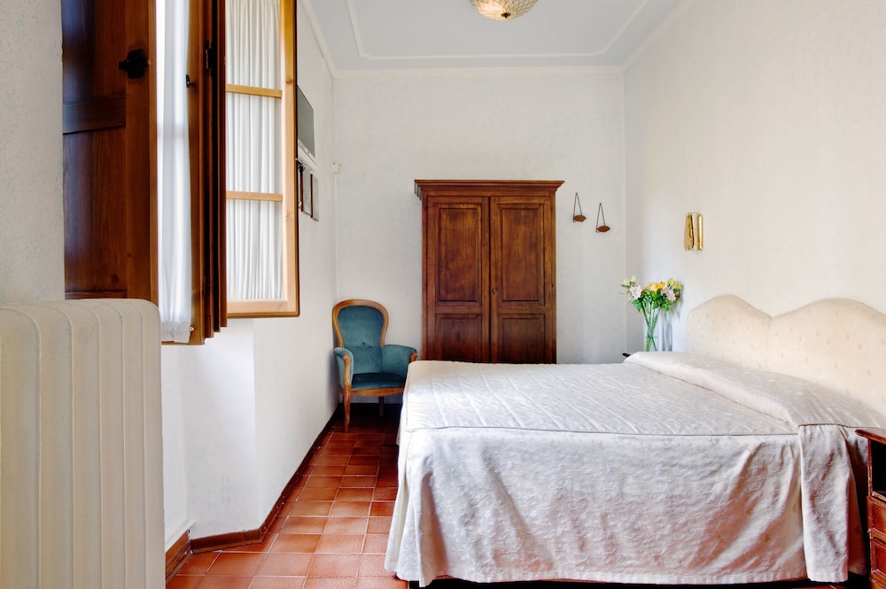 Double Room Single Use thumbnail 6