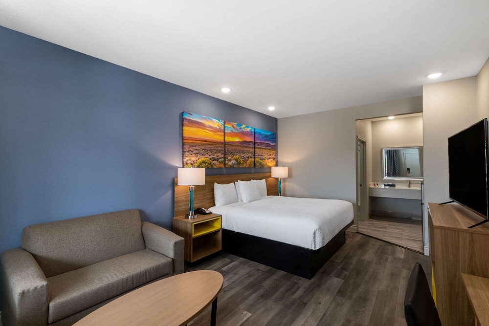 Comfort Room, 1 King Bed, Non Smoking - Photo 5
