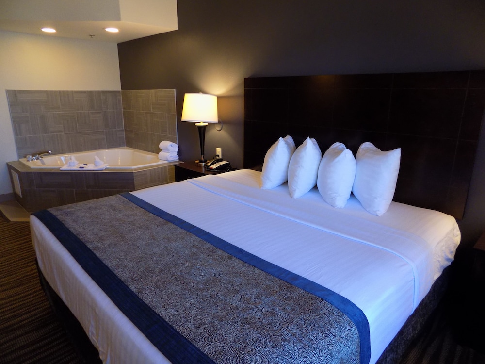 Suite, 1 King Bed, Non Smoking, Jetted Tub - Photo 3