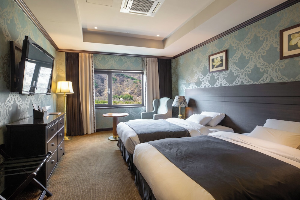 Premier Twin Room - Photo 3