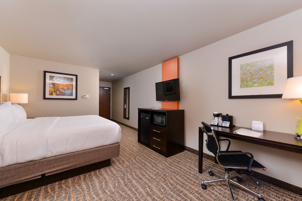 Suite, 1 King Bed, Accessible (Comm & Mobil, Accessible Tub) photo 2