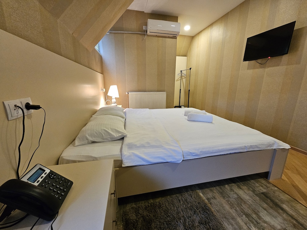 Economy Double Room (404,401,204,304) photo 3
