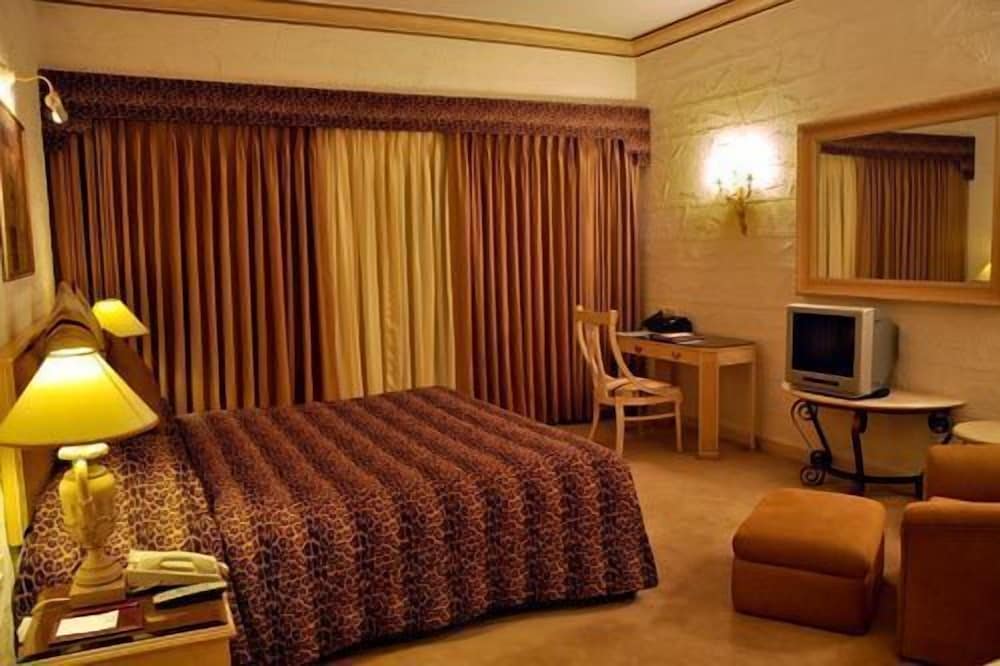 Deluxe Room - Photo 5