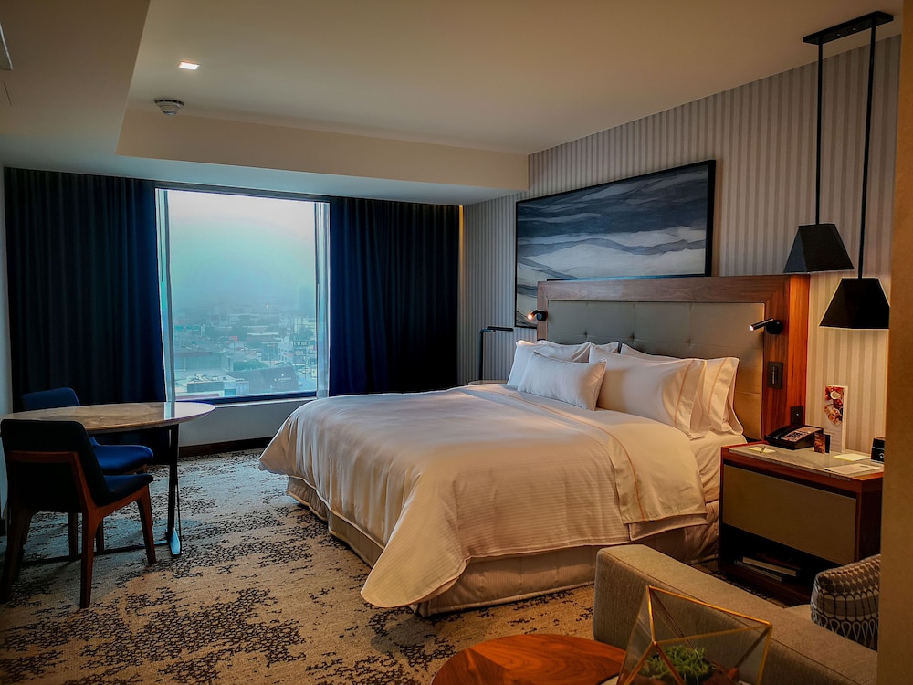 Club Room, 1 King Bed, Mountain View (Club Floor)