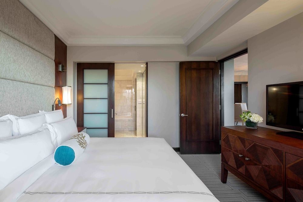 Room, 1 King Bed With Sofa Bed, Oceanfront (commodore)