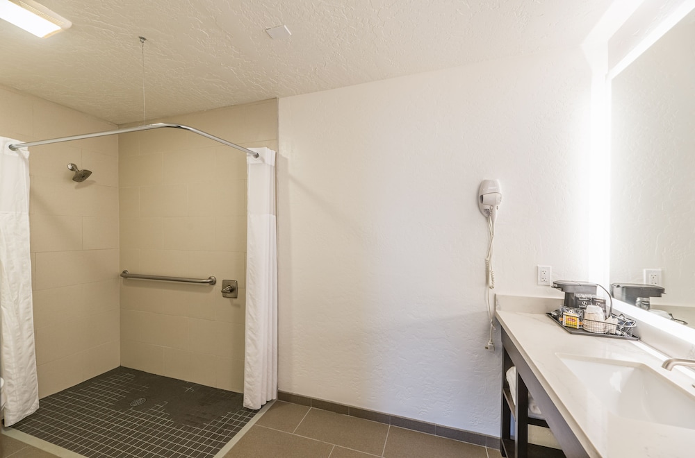 Double Room, 2 Queen Beds, Accessible, Private Bathroom - Photo 2