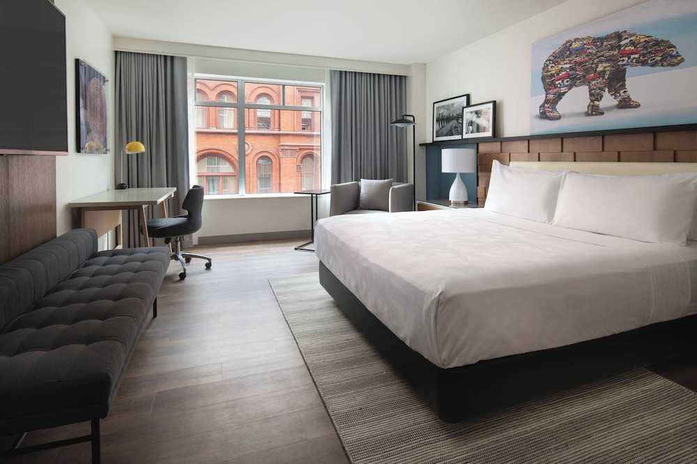 Club Room, 1 King Bed, City View - Photo 3