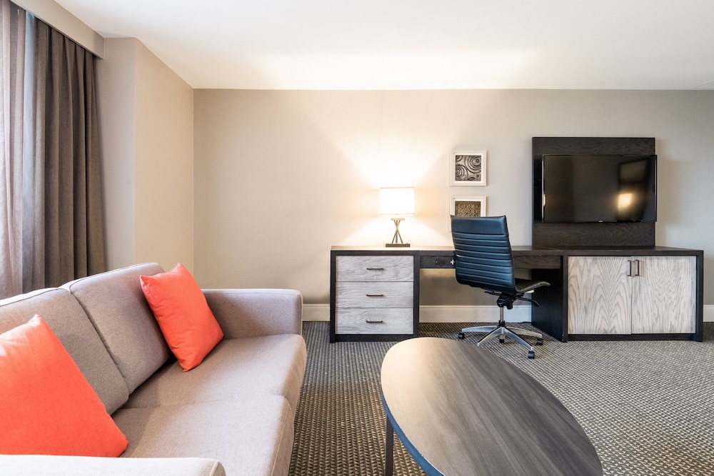 Premium Room, 1 King Bed with Sofa bed (High Floor) - Photo 1