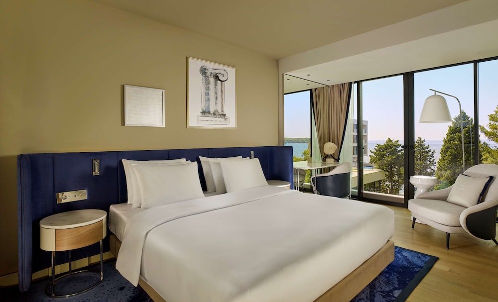 Room (Collection) - Photo 1