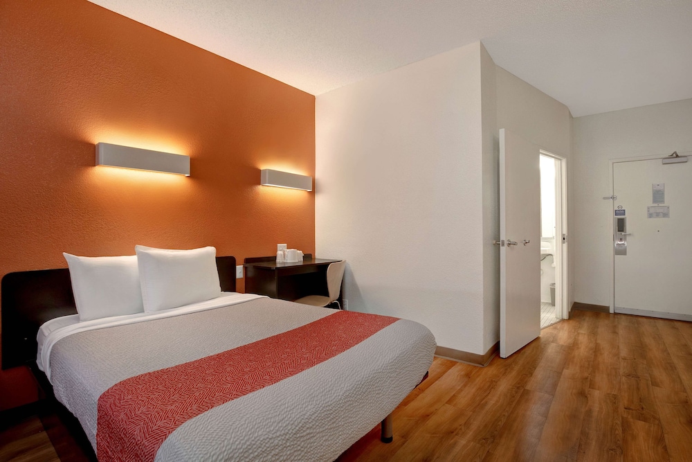 Deluxe Room, 1 Queen Bed, Accessible, Non Smoking