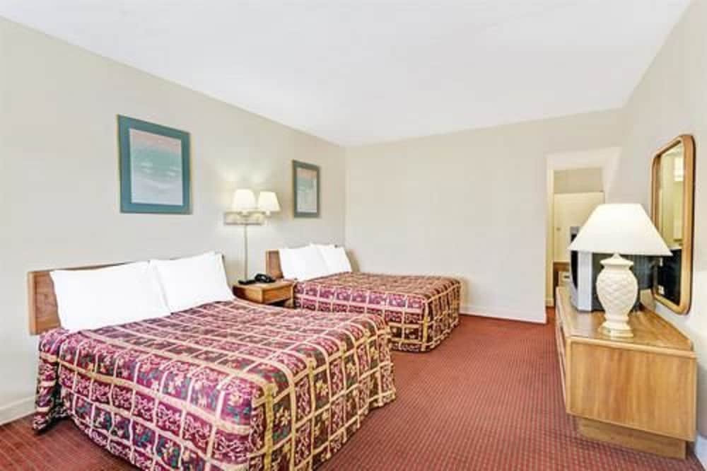 Room, 2 Double Beds, Non Smoking, Refrigerator & Microwave - Photo 4