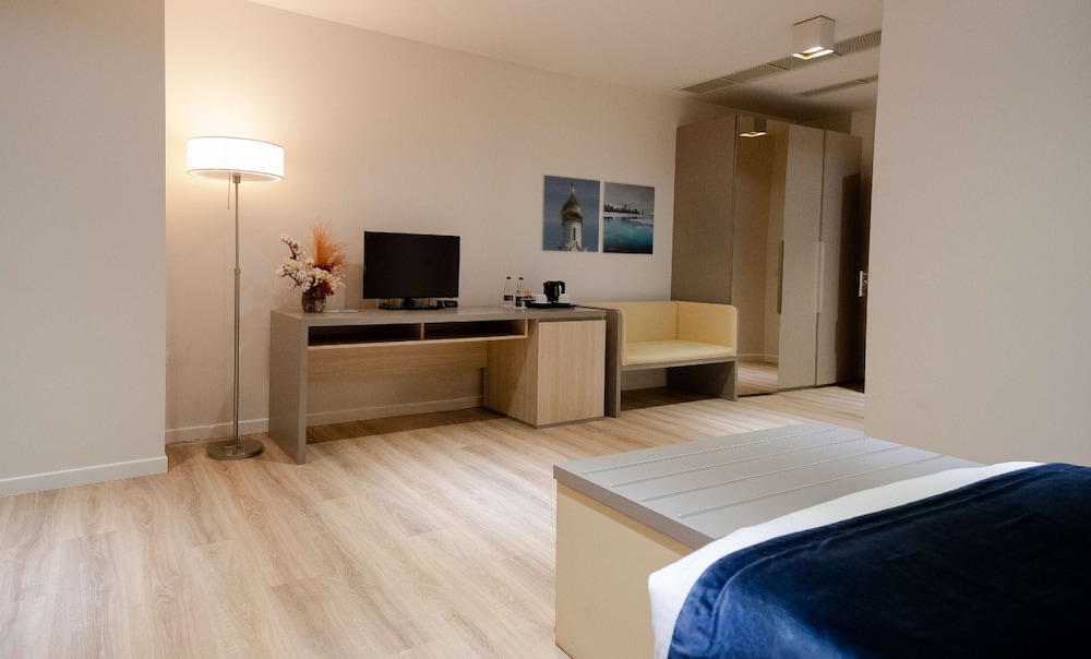 Deluxe Room, 1 King Bed, Non Smoking, Bathtub photo 3