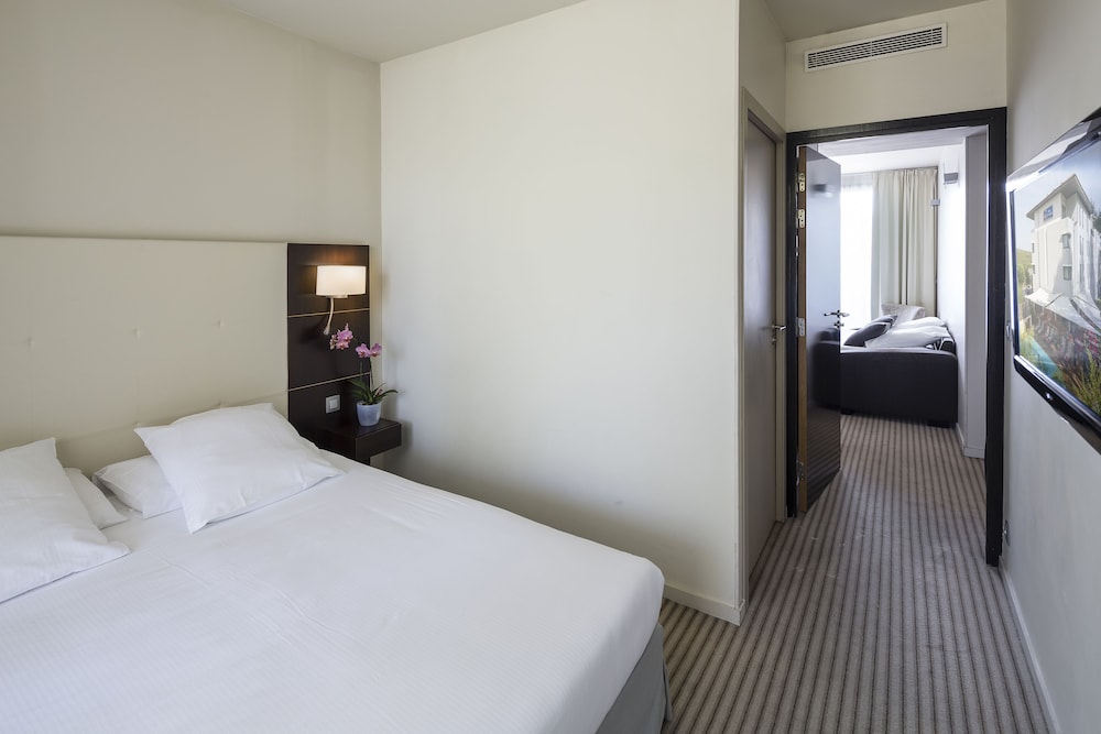 Suite, 1 Queen Bed with Sofa bed, Terrace photo 2