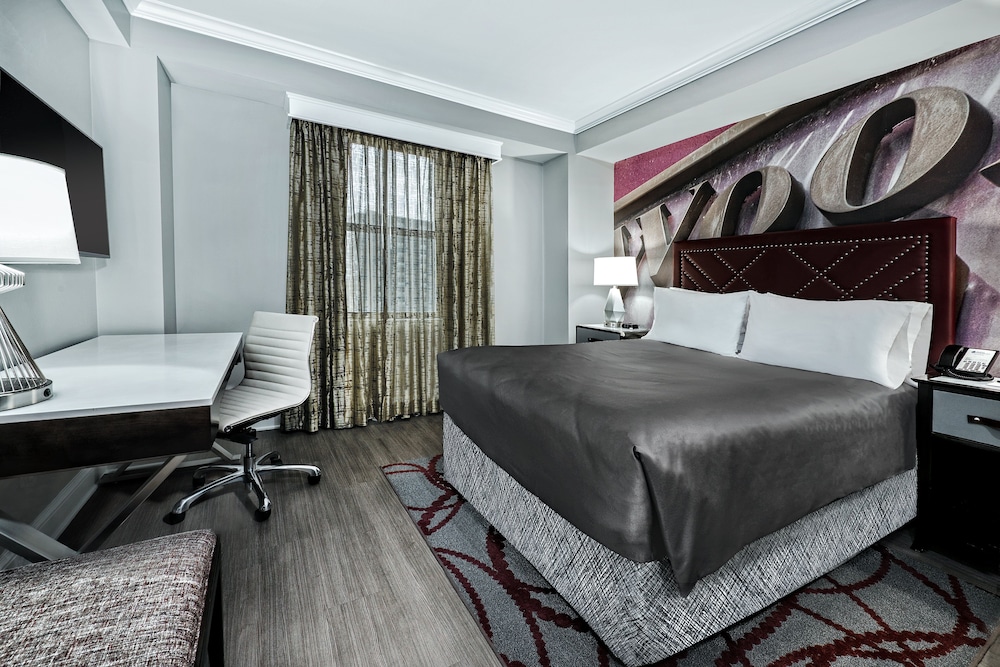 Suite, 1 King Bed - Photo 3