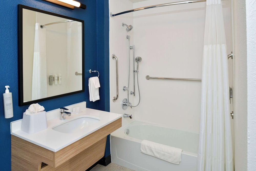 Room, Accessible, Bathtub (2 Queens w/Sofabed, Hearing/Mobility) - Photo 5