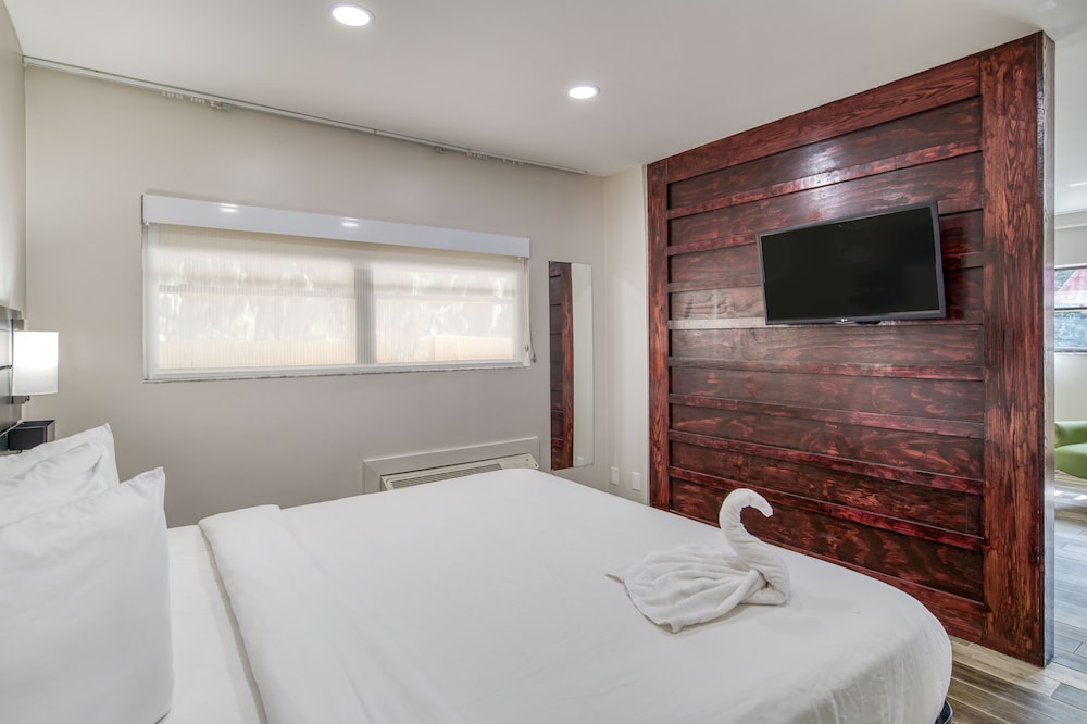 Deluxe Suite, 1 King Bed - Photo 3