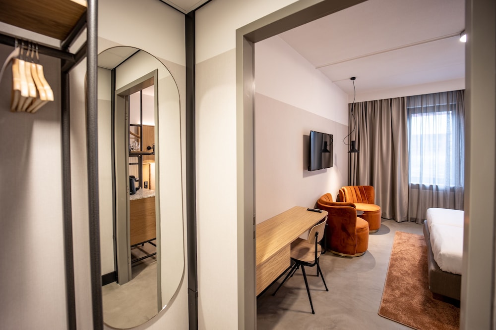 Comfort Double Room, 1 King Bed, Private Bathroom photo 3