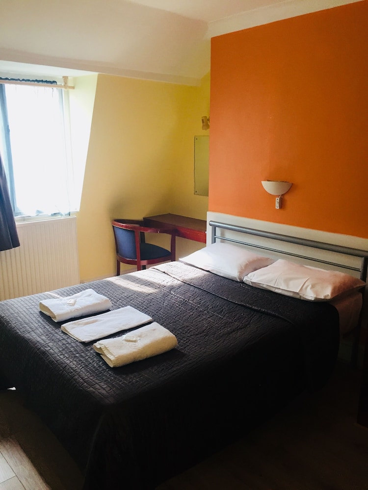 Basic Double Room, Shared Bathroom photo 2