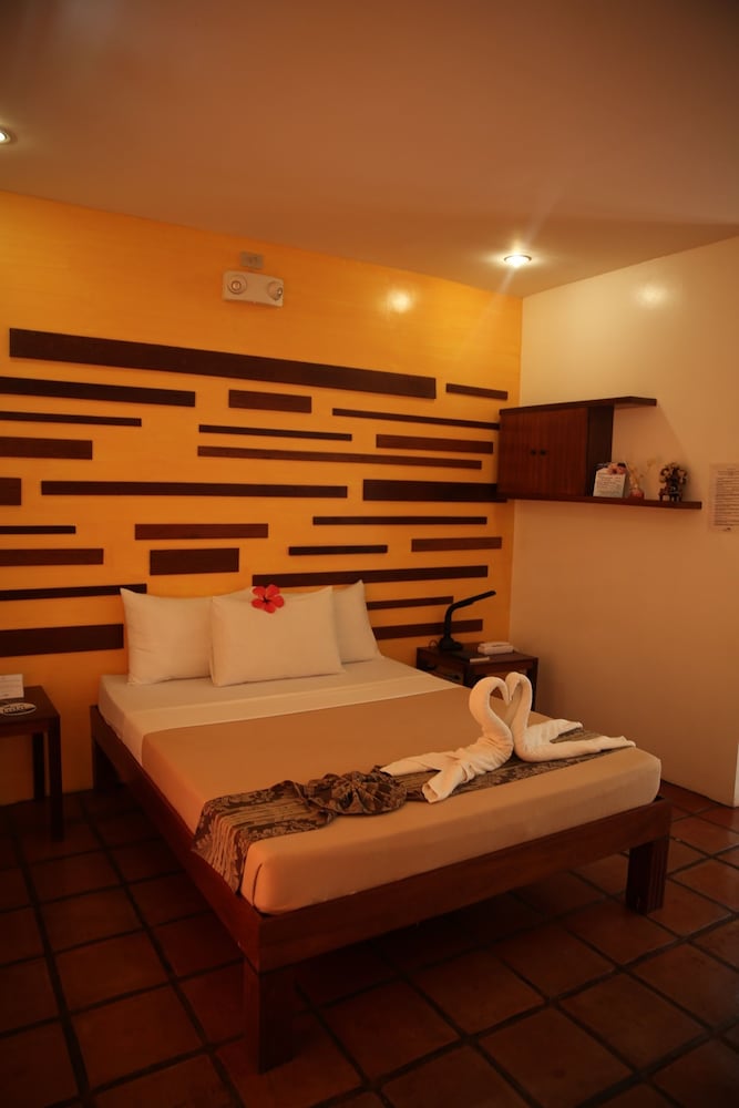 Suite, 1 Queen Bed, Garden Area photo 3