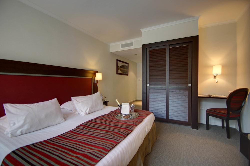 Standard Room, 1 King Bed photo 2
