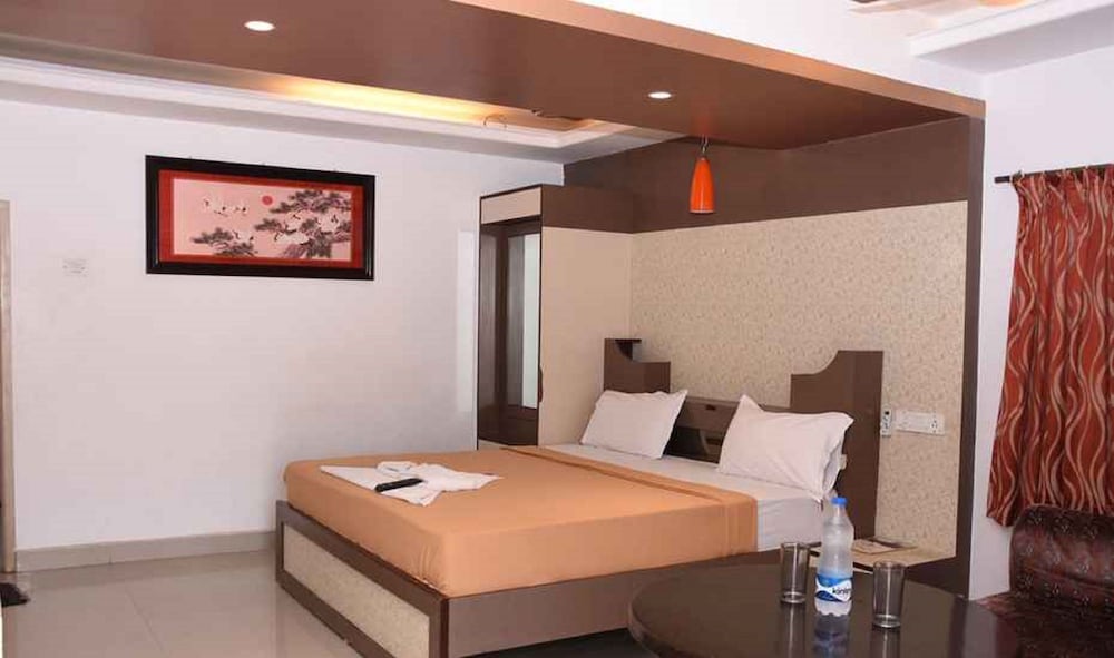 Suite - Photo 1