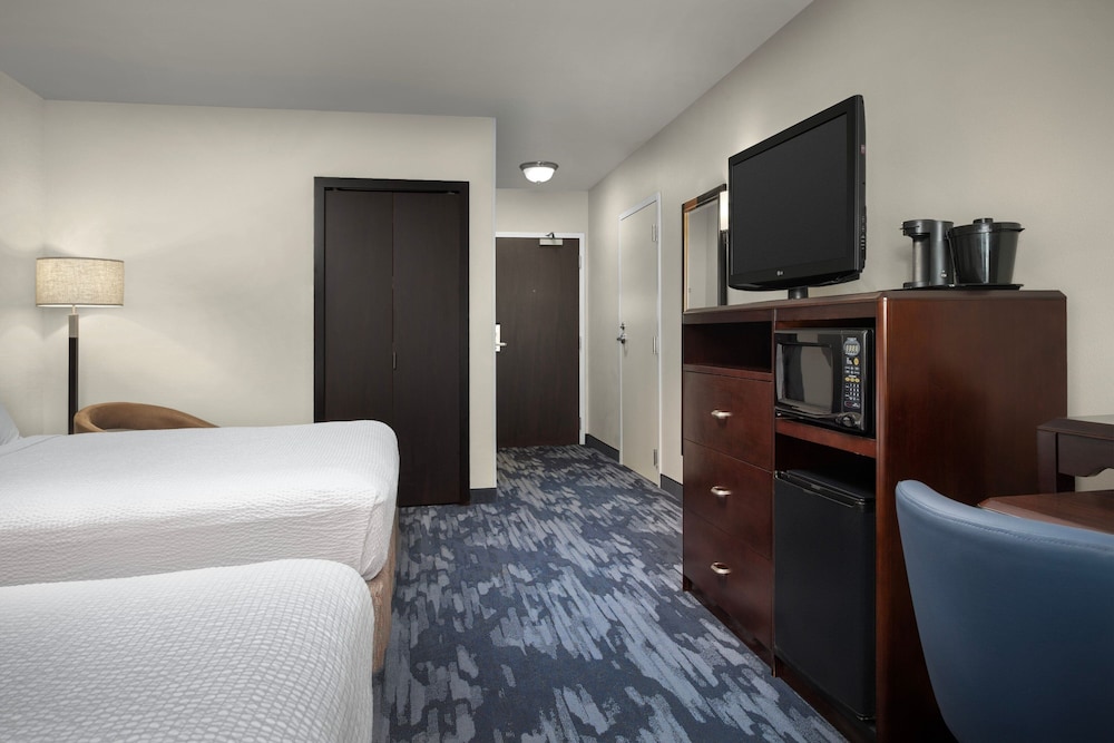 Room, 2 Queen Beds (Mobility/Hearing Access, Roll-In Shwr) photo 2