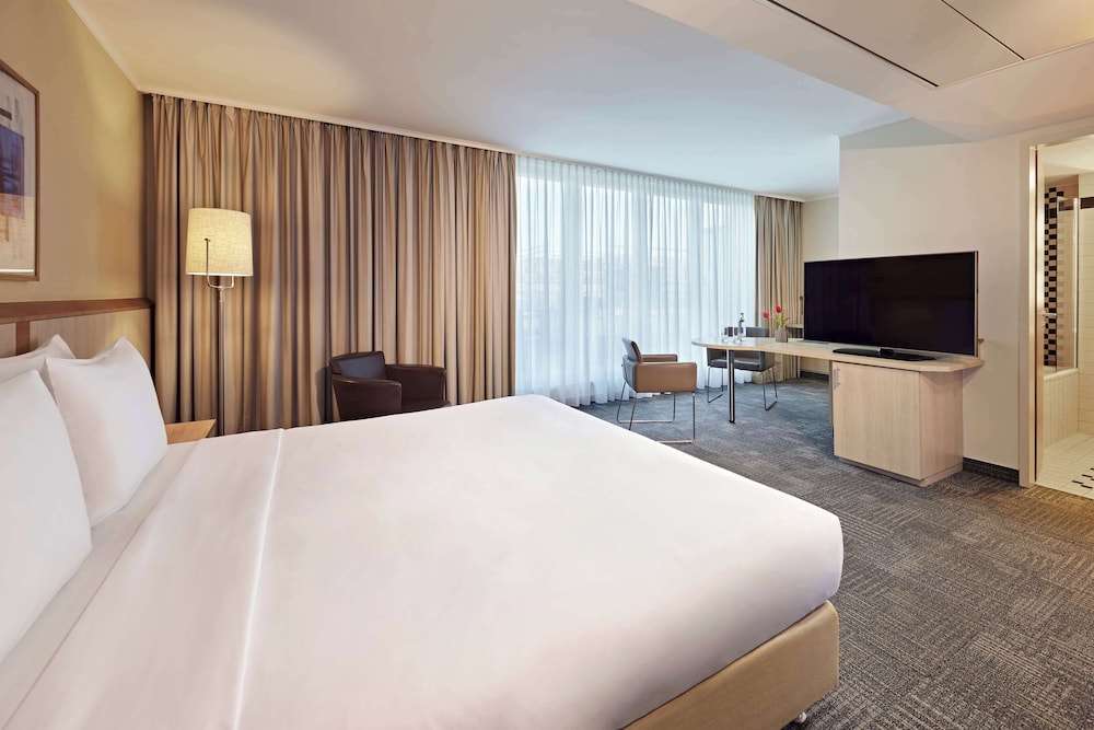 Deluxe Room, 1 Queen Bed, Balcony - Photo 5