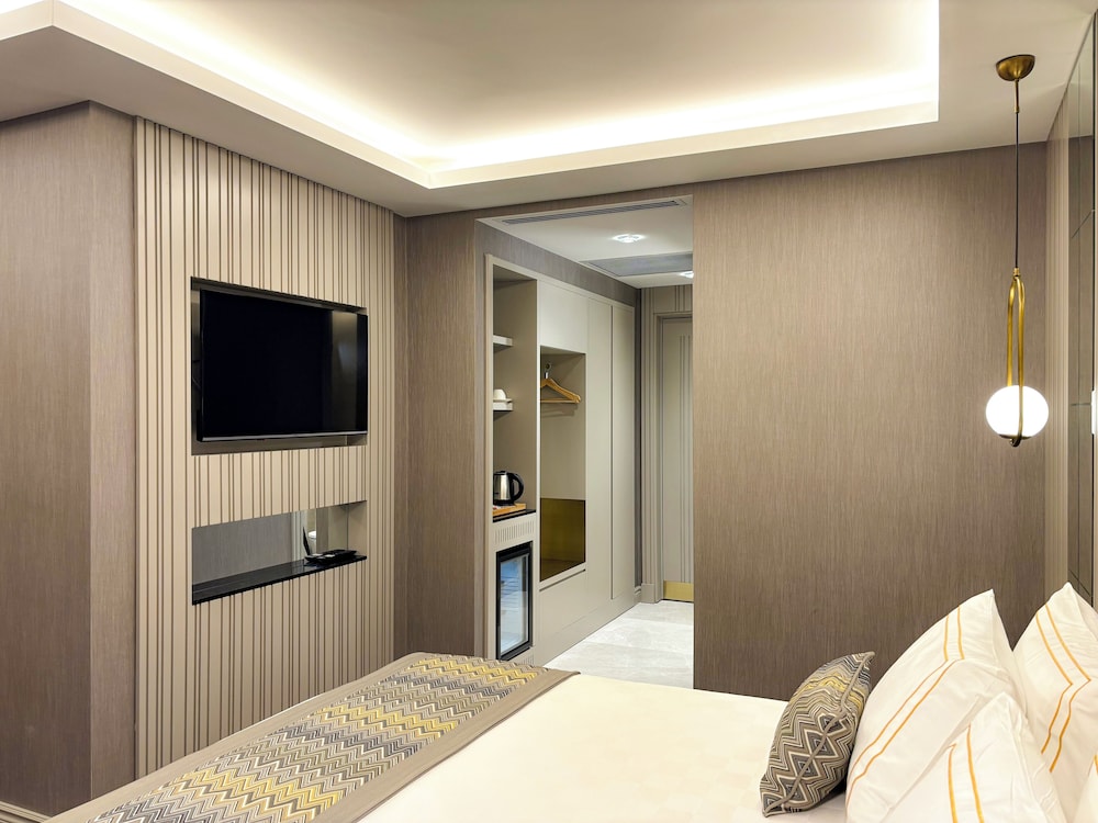 Superior Quadruple Room, City View photo 1