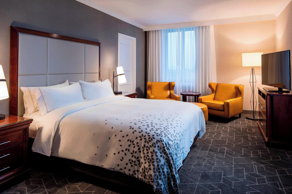 Club Room, 1 King Bed (Hearing Accessible)