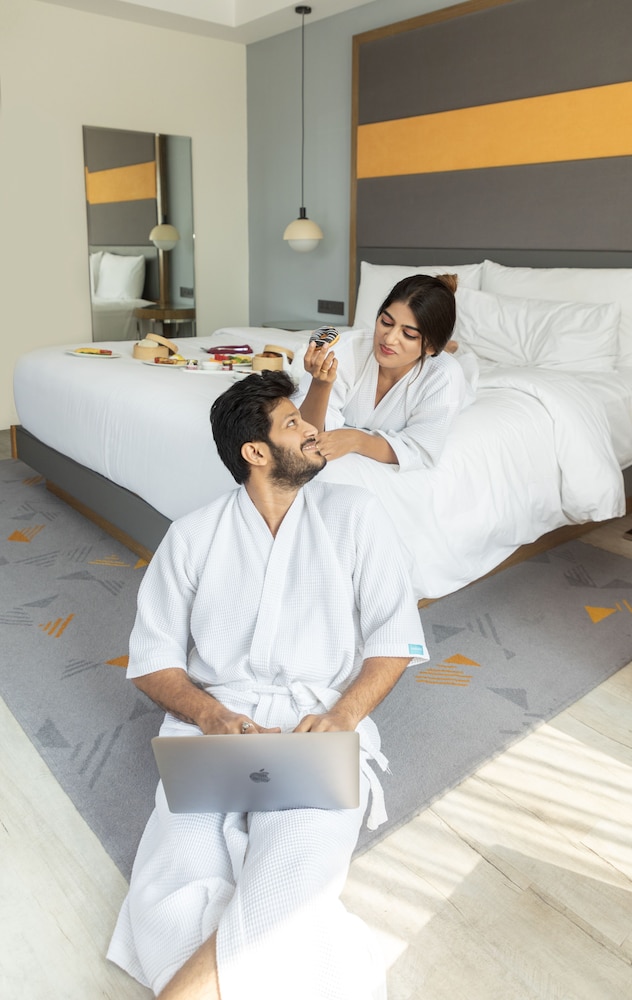 Club Room, 1 King Bed, Non Smoking - Photo 10