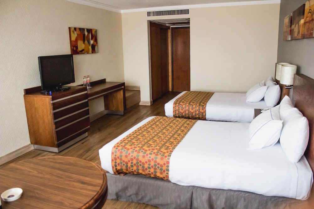 Standard Double Room, 2 Double Beds, Ensuite - Photo 3