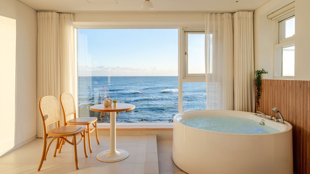 Basic Room, 1 Bedroom (Room 304 (Oceanview/Spa)) photo 2