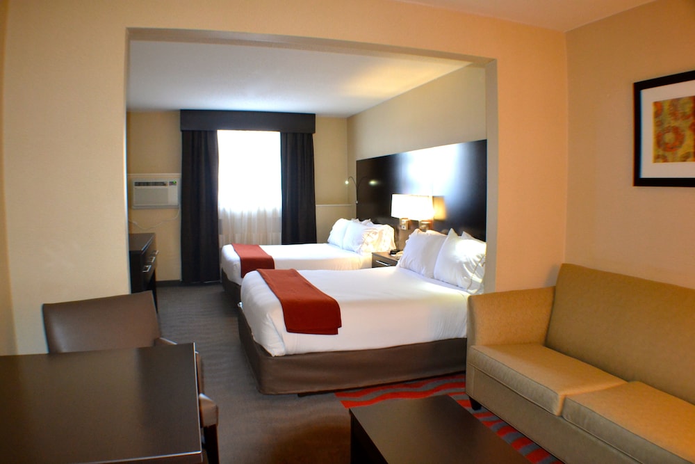 Suite, Multiple Beds (Additional Living Area) - Photo 2