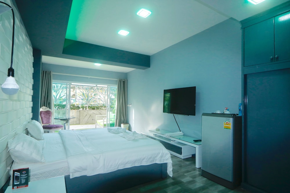 Elite Double Room, 1 King Bed, Pool Access, Poolside photo 2