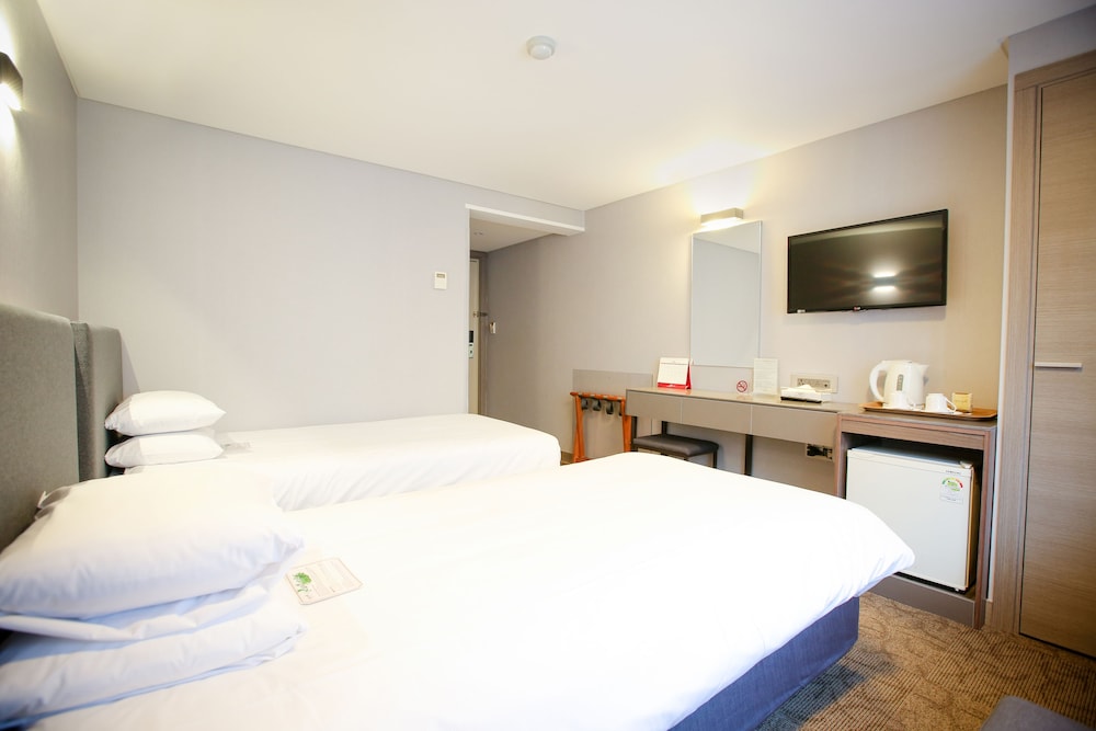 Junior Twin Room (NO PARKING) - Photo 9