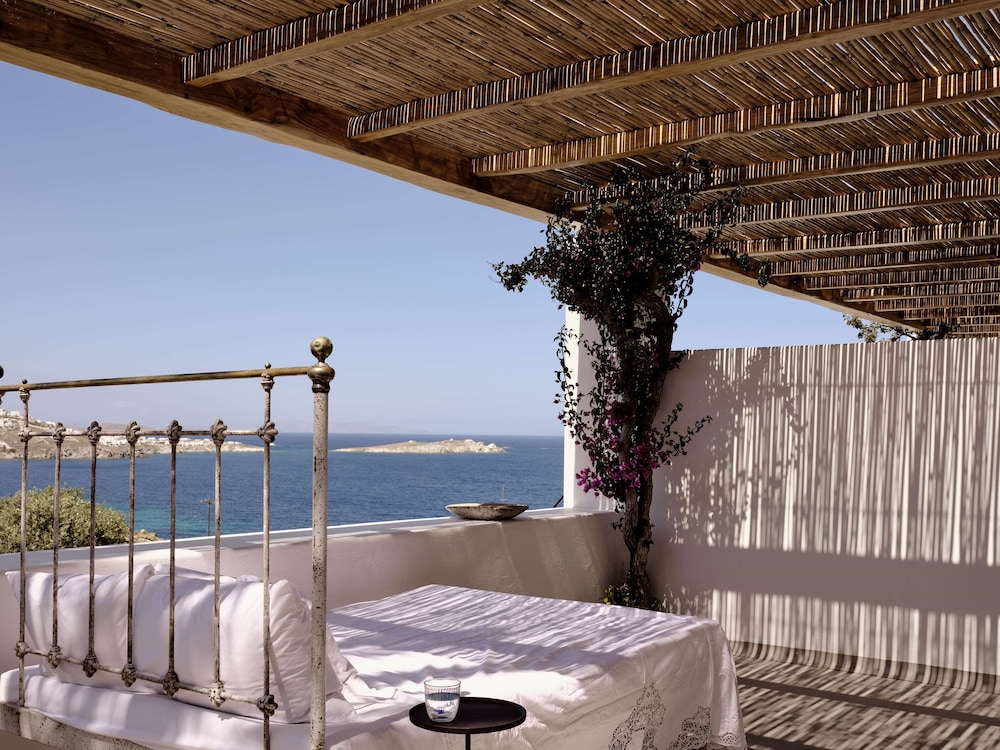 Honeymoon Sunset & Sea View Suite with Heated Plunge Pool