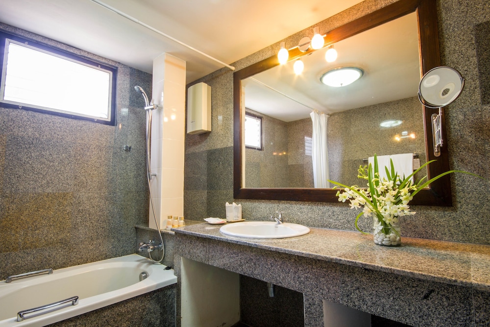 Deluxe Bungalow - Photo 2
