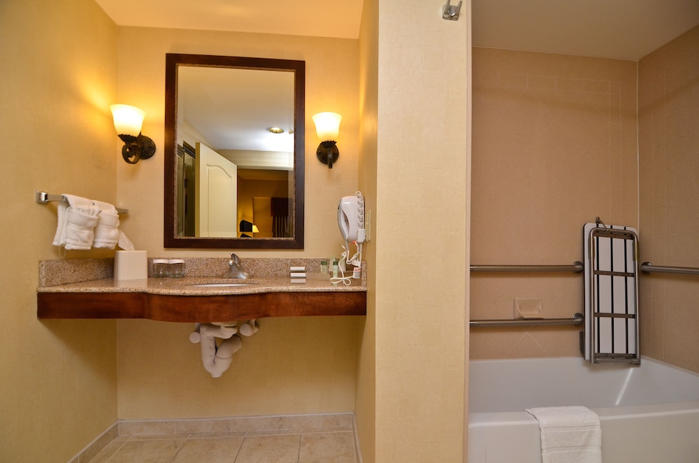 Suite, 2 Double Beds, Accessible, Bathtub (Mobility & Hearing) - Photo 5