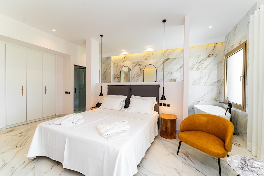 Deluxe Suite, 1 Queen Bed, Hot Tub, Garden View photo 2