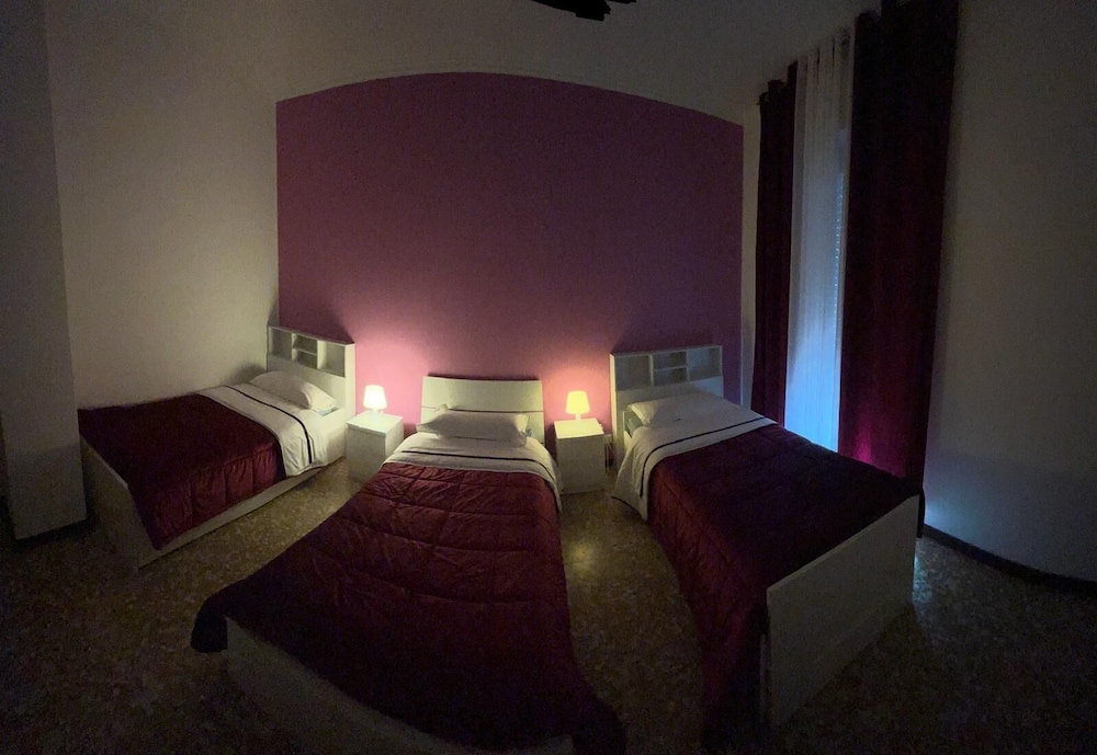 Triple room, (one room of the apartment) civico 22