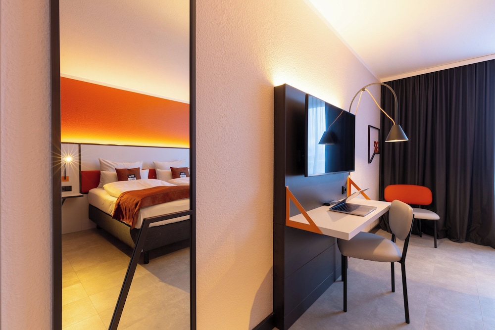 Premium Room, 1 Queen Bed - Photo 15