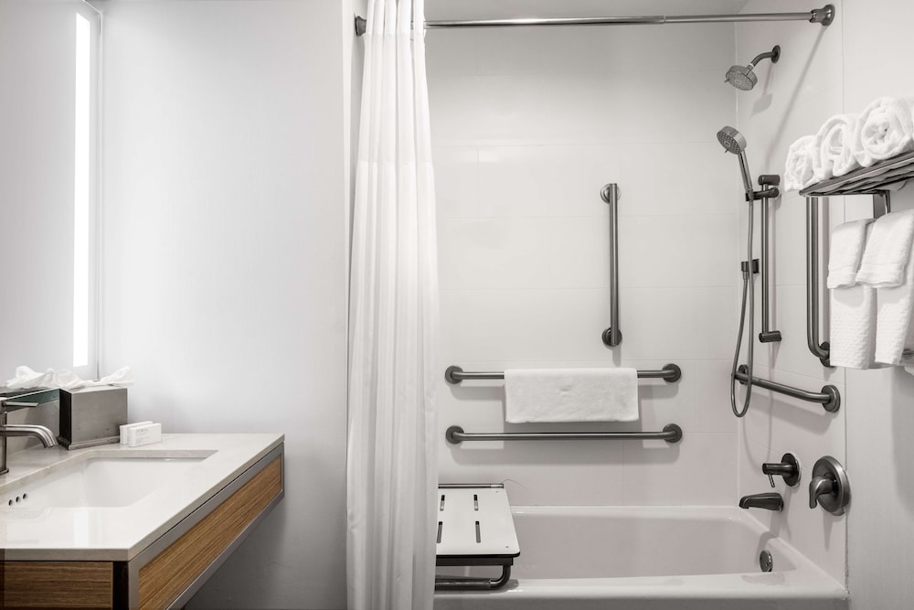 Deluxe Suite, 1 Bedroom, Accessible, Bathtub - Photo 10