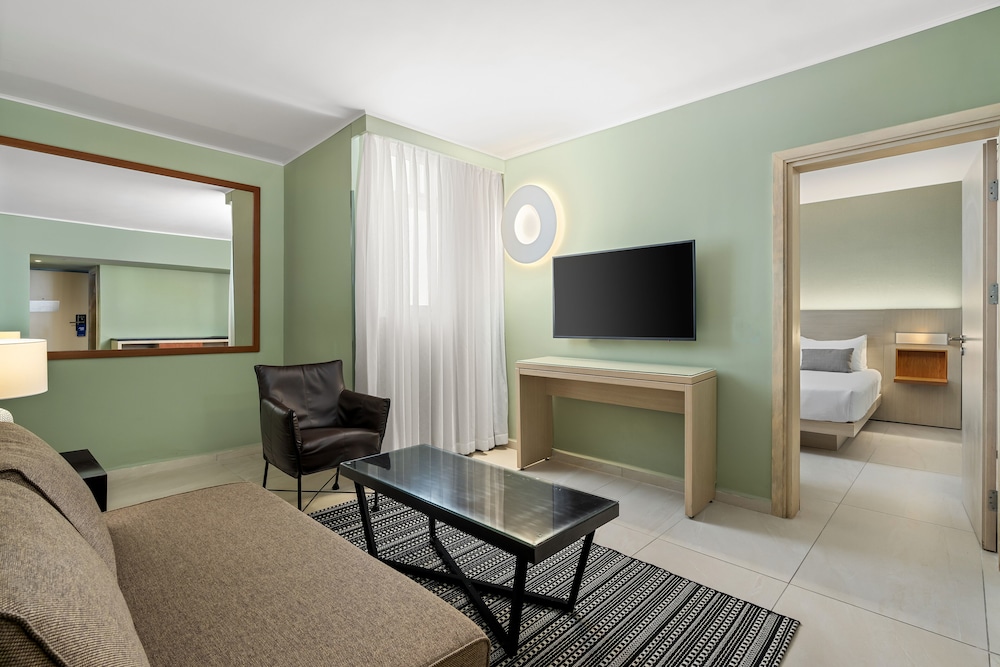 Mondial Family Room