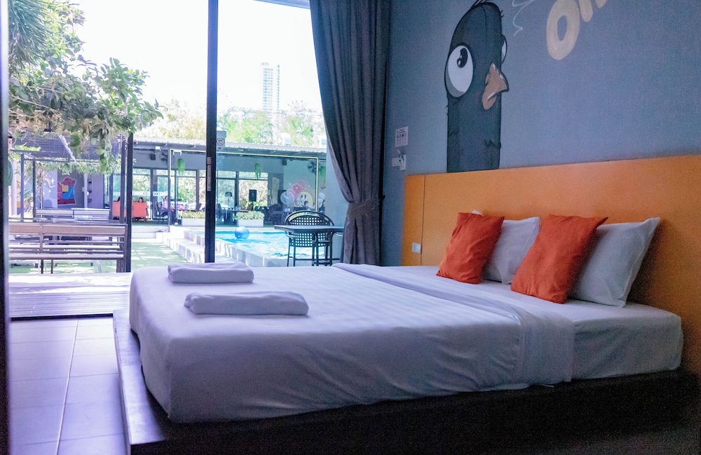 Deluxe Double Room Premium Pool View - Photo 7