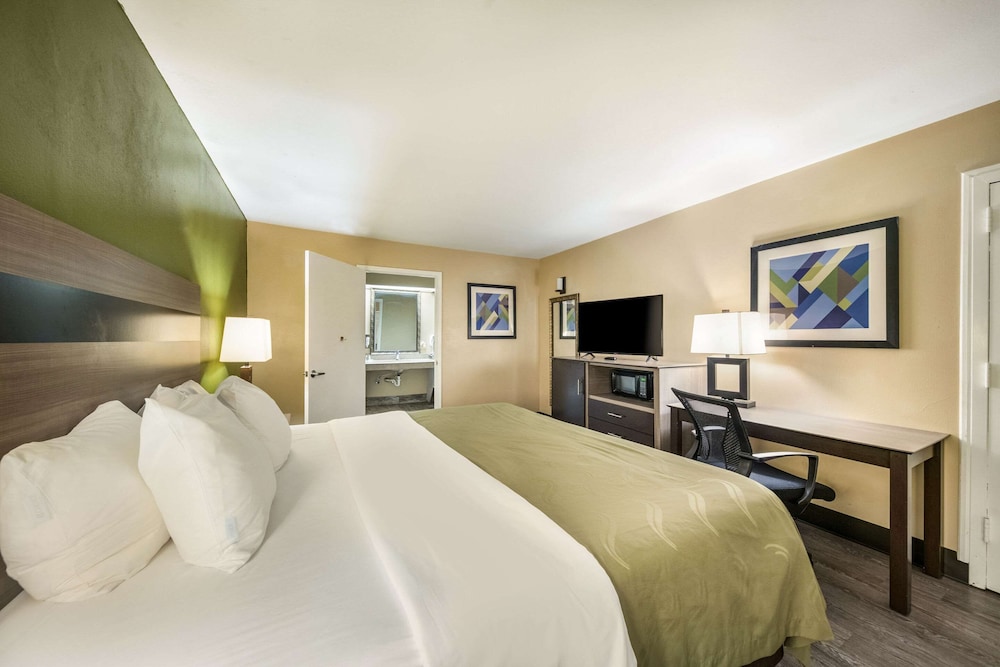 Room, 1 King Bed, Accessible, Smoking - Photo 2