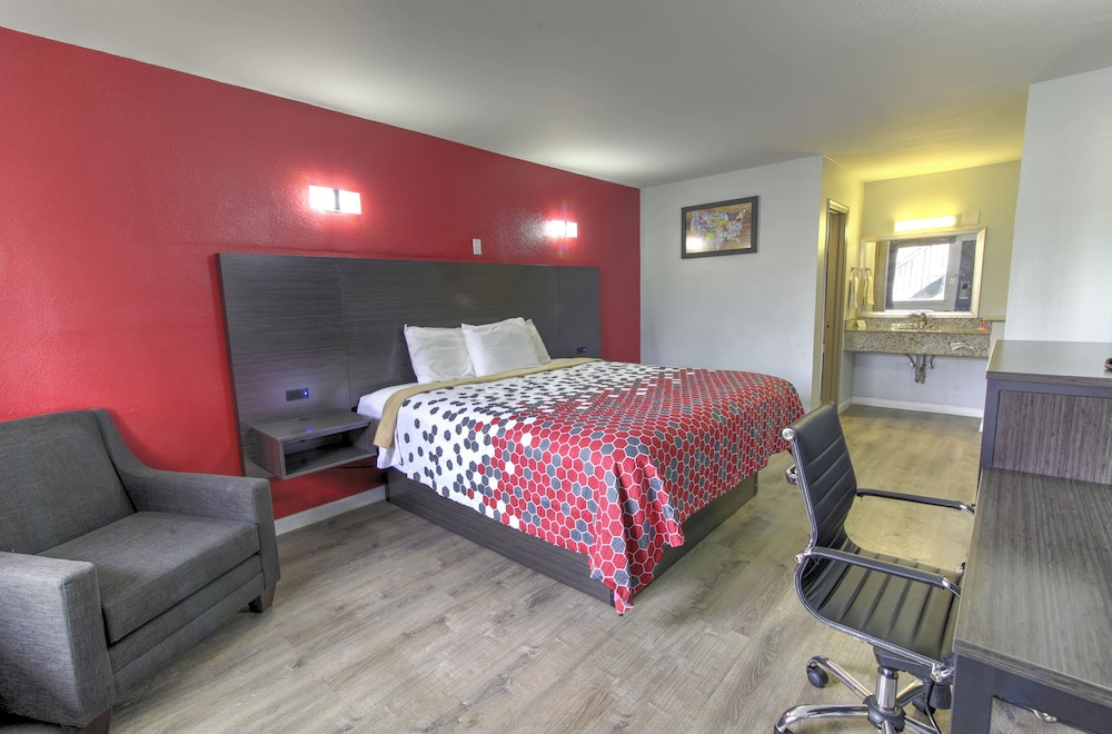 Standard Room, 1 King Bed, Smoking - Photo 1