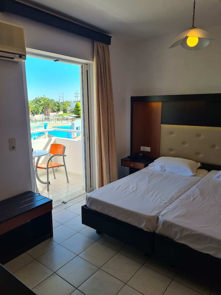 FAMILY ROOM 1 BEDROOM POOL VIEW